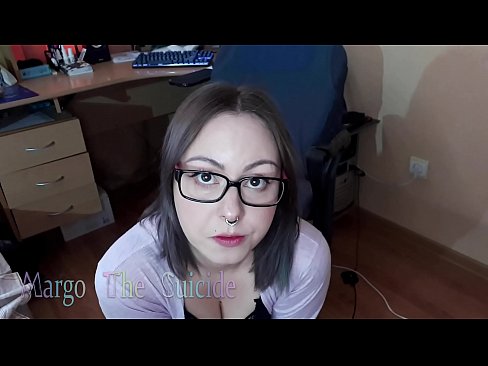 ❤️ Сэксуальная дзяўчына ў акулярах глыбока адсмоктвае фалаімітатар на камеру ☑ Порна у нас ❤