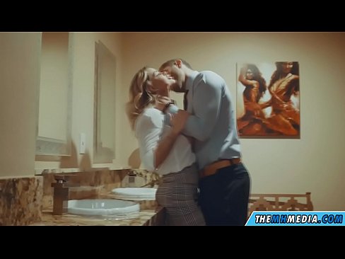 ❤️ Калі грудастая бландынка спакушае цябе ў грамадскім туалете ☑ Порна у нас ❤